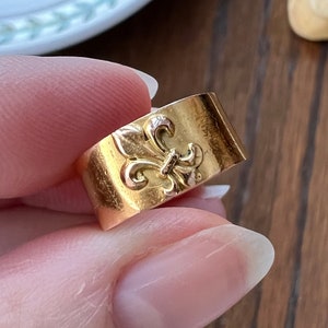 DATED 1901 Fleur De Lis 6.7mm Wide Cigar Band 18k Gold Victorian Ring Midi Pinky Figural Romantic Gift Unique Antique Stacker Pipe Cut