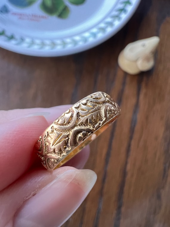 Victorian c1881 Antique 18k GOLD Embossed Wide Ba… - image 3