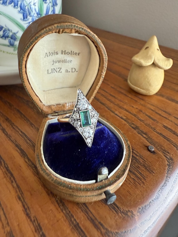 Dramatic Kite Shaped Panel Ring Green Natural Eme… - image 1