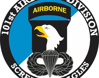 Może przedstawiać: Okrągły emblemat w kolorze czarnym i białym z napisem "101st Airborne Division Screaming Eagles" wokół zewnętrznej krawędzi. W centrum emblematu znajduje się czarna tarcza z białą głową orła i spadochronem z skrzydłami.