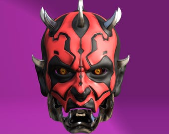 Könnte beinhalten: Eine detaillierte Maske mit rotem und schwarzem Design, silbernen Hörnern und einem metallischen Untergesicht. Die Maske hat gelbe Augen und ist vor einem lila Hintergrund platziert.