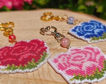 Porte-clés / Bijou de sac fleur de rose, Customisable, Charm Cottagecore et Mignon en point de croix et perle de verre, Idée cadeau