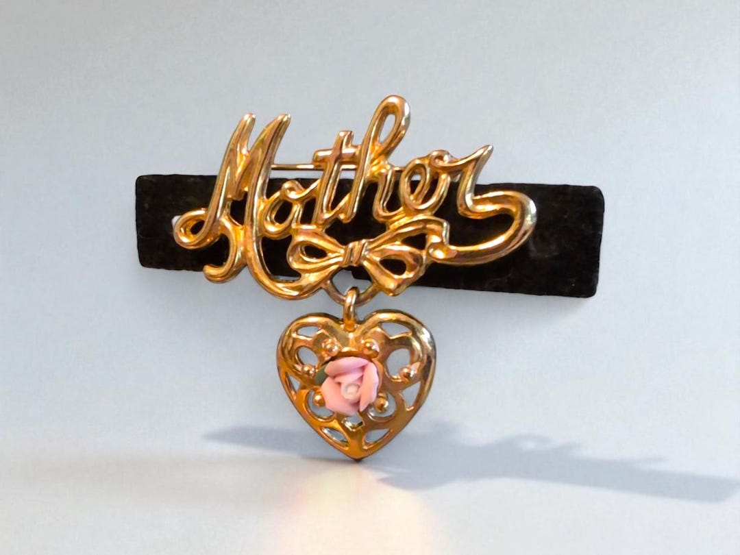 Vintage Gold Tone Heart Charm Brooch – Elegant Mother