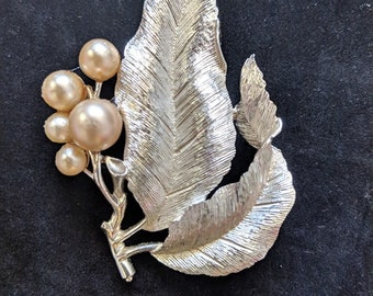 vintage Grande broche argentée en forme de feuille de Sarah Coventry et de perles Silver Splendeur signée Sarah Coventry