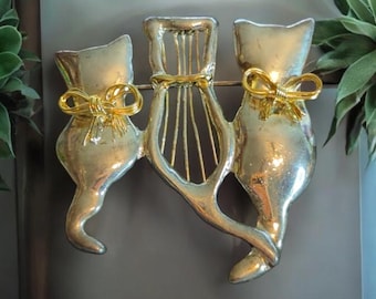 Vintage Silver Cat Brooch: Three Sitting Cats with Gold-Tone Ribbons - Unique Jewelry Gift for Cat Lovers