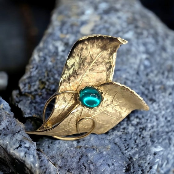 Estate Jewelry Gold Leaf Vintage Brooch with Gree… - image 1