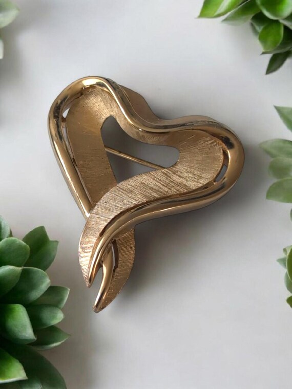 Vintage Crown Trifari Heart Brooch: Brushed Gold Tone Signed  display picture 1
