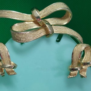 Vintage 1945 Rare Coro Gold Tone Brooch and Earrings/Coro Craft Parure