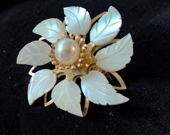 Elegante florale Vintage Brosche mit wunderschön geschnitzten weißen Perlmutt-Blättern