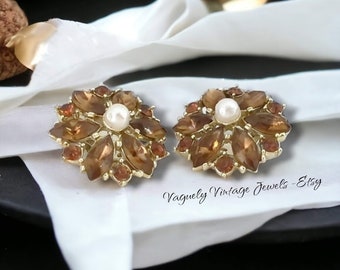 Pendientes vintage de clip en tono dorado: flor de diamantes de imitación de perla y topacio
