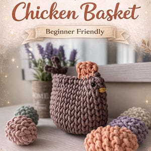 Może przedstawiać: Na zdjęciu kosz na kurczaki zrobiony na szydełku i kilka jajek zrobionych na szydełku. Kosz jest brązowy z pomarańczowym grzebieniem i żółtym dziobem. U góry znajduje się napis "Crochet Video Pattern Chicken Basket Beginner Friendly".