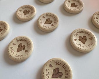 3 botones de madera de 25 mm "Hechos a mano con amor": botones de corazón grabados naturales para proyectos de costura, tejido, crochet y manualidades.