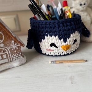 Crochet basket tutorial, penguin crochet basket pattern, easy crochet video class, beginner crochet course, t-shirt yarn basket, crochet home decor, handmade Christmas gift idea, kids room storage basket, holiday crochet pattern, crochet for beginners, crochet pattern PDF, step-by-step crochet tutorial, crochet wooden base basket, DIY crochet decor, multilingual crochet course, crochet basket design 2025, crochet craft idea, crochet digital download.