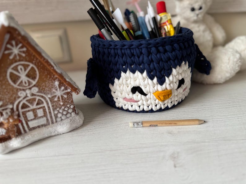 Crochet basket tutorial, penguin crochet basket pattern, easy crochet video class, beginner crochet course, t-shirt yarn basket, crochet home decor, handmade Christmas gift idea, kids room storage basket, holiday crochet pattern, crochet for beginners, crochet pattern PDF, step-by-step crochet tutorial, crochet wooden base basket, DIY crochet decor, multilingual crochet course, crochet basket design 2025, crochet craft idea, crochet digital download.