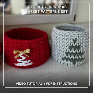 以下が含まれることがあります： 2つの手編みバスケット。1つは赤い色で、金色のリボンと白と金のクリスマスツリーのデザインです。もう1つはグレーで、緑のクリスマスツリーのデザインです。画像には「CROCHET CHRISTMAS BASKET PATTERNS SET」と「VIDEO TUTORIAL + PDF INSTRUCTIONS」と書かれています。