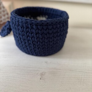 Crochet basket tutorial, penguin crochet basket pattern, easy crochet video class, beginner crochet course, t-shirt yarn basket, crochet home decor, handmade Christmas gift idea, kids room storage basket, holiday crochet pattern, crochet for beginners, crochet pattern PDF, step-by-step crochet tutorial, crochet wooden base basket, DIY crochet decor, multilingual crochet course, crochet basket design 2025, crochet craft idea, crochet digital download.