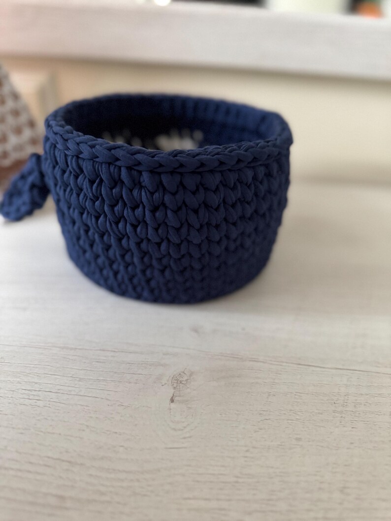 Crochet basket tutorial, penguin crochet basket pattern, easy crochet video class, beginner crochet course, t-shirt yarn basket, crochet home decor, handmade Christmas gift idea, kids room storage basket, holiday crochet pattern, crochet for beginners, crochet pattern PDF, step-by-step crochet tutorial, crochet wooden base basket, DIY crochet decor, multilingual crochet course, crochet basket design 2025, crochet craft idea, crochet digital download.