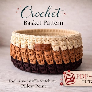 Puede incluir: Una cesta de ganchillo con un patrón de punto de gofre, en tonos marrones y crema. La cesta tiene una etiqueta de cuero y el texto "Crochet Basket Pattern" se muestra encima. También se muestra el texto "PDF + Video Tutorial".