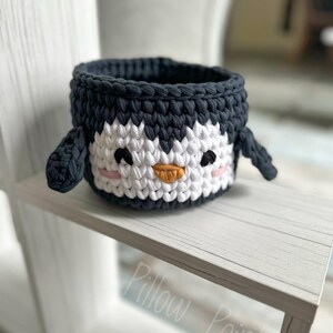 Crochet basket tutorial, penguin crochet basket pattern, easy crochet video class, beginner crochet course, t-shirt yarn basket, crochet home decor, handmade Christmas gift idea, kids room storage basket, holiday crochet pattern, crochet for beginners, crochet pattern PDF, step-by-step crochet tutorial, crochet wooden base basket, DIY crochet decor, multilingual crochet course, crochet basket design 2025, crochet craft idea, crochet digital download.