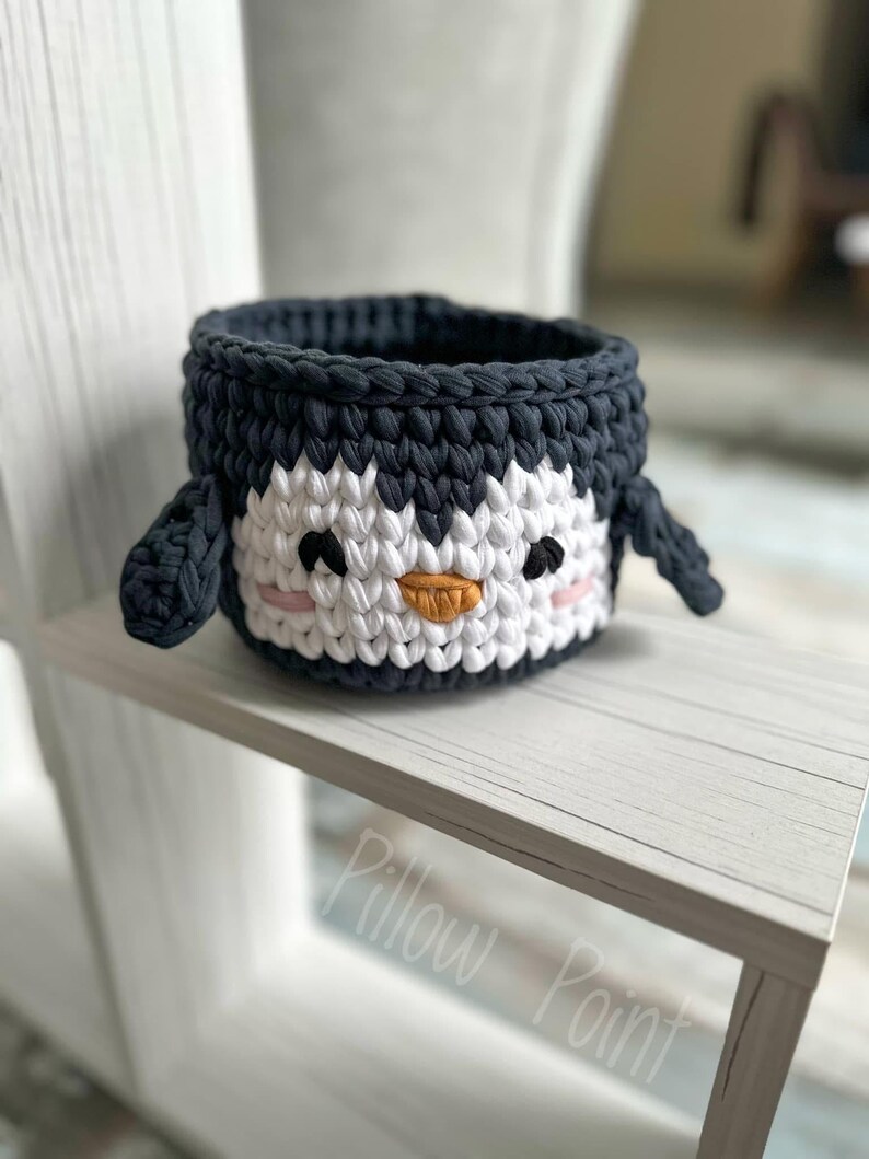 Crochet basket tutorial, penguin crochet basket pattern, easy crochet video class, beginner crochet course, t-shirt yarn basket, crochet home decor, handmade Christmas gift idea, kids room storage basket, holiday crochet pattern, crochet for beginners, crochet pattern PDF, step-by-step crochet tutorial, crochet wooden base basket, DIY crochet decor, multilingual crochet course, crochet basket design 2025, crochet craft idea, crochet digital download.