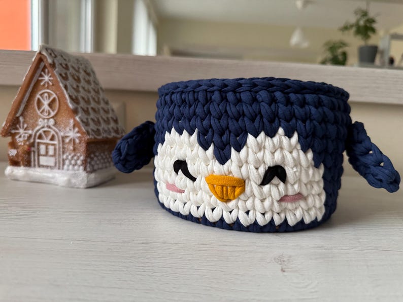 Crochet basket tutorial, penguin crochet basket pattern, easy crochet video class, beginner crochet course, t-shirt yarn basket, crochet home decor, handmade Christmas gift idea, kids room storage basket, holiday crochet pattern, crochet for beginners, crochet pattern PDF, step-by-step crochet tutorial, crochet wooden base basket, DIY crochet decor, multilingual crochet course, crochet basket design 2025, crochet craft idea, crochet digital download.