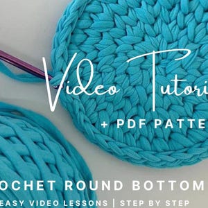 Könnte beinhalten: Ein türkisfarbener runder Häkelboden mit einer Häkelnadel und Garn. Das Bild enthält den Text "Video Tutorial + PDF PATTERN CROCHET ROUND BOTTOM 4 EASY VIDEO LESSONS STEP BY STEP".