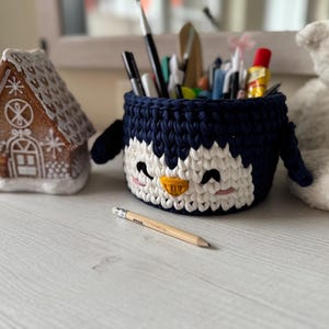 Crochet basket tutorial, penguin crochet basket pattern, easy crochet video class, beginner crochet course, t-shirt yarn basket, crochet home decor, handmade Christmas gift idea, kids room storage basket, holiday crochet pattern, crochet for beginners, crochet pattern PDF, step-by-step crochet tutorial, crochet wooden base basket, DIY crochet decor, multilingual crochet course, crochet basket design 2025, crochet craft idea, crochet digital download.