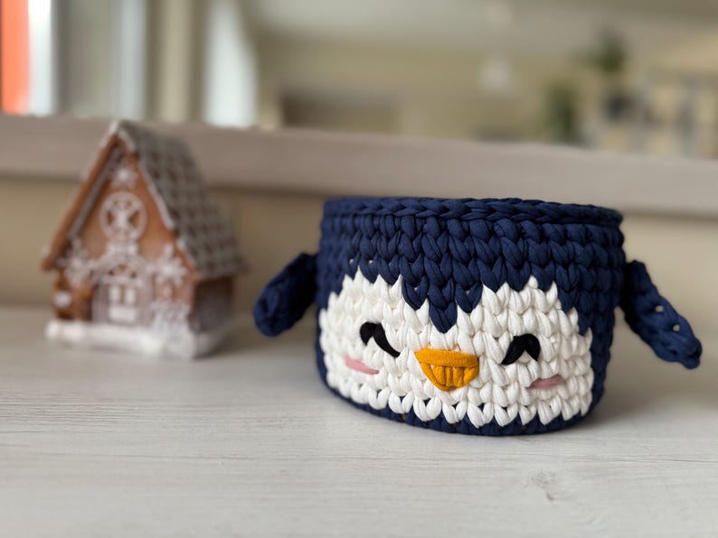 Crochet basket tutorial, penguin crochet basket pattern, easy crochet video class, beginner crochet course, t-shirt yarn basket, crochet home decor, handmade Christmas gift idea, kids room storage basket, holiday crochet pattern, crochet for beginners, crochet pattern PDF, step-by-step crochet tutorial, crochet wooden base basket, DIY crochet decor, multilingual crochet course, crochet basket design 2025, crochet craft idea, crochet digital download.