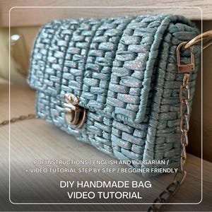 Può includere: Una borsa turchese fatta a mano con una trama intrecciata. Ha una chiusura argentata e una tracolla a catena. L'immagine include il testo "DIY HANDMADE BAG VIDEO TUTORIAL".