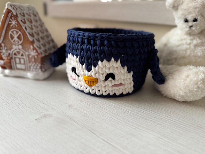 Crochet basket tutorial, penguin crochet basket pattern, easy crochet video class, beginner crochet course, t-shirt yarn basket, crochet home decor, handmade Christmas gift idea, kids room storage basket, holiday crochet pattern, crochet for beginners, crochet pattern PDF, step-by-step crochet tutorial, crochet wooden base basket, DIY crochet decor, multilingual crochet course, crochet basket design 2025, crochet craft idea, crochet digital download.
