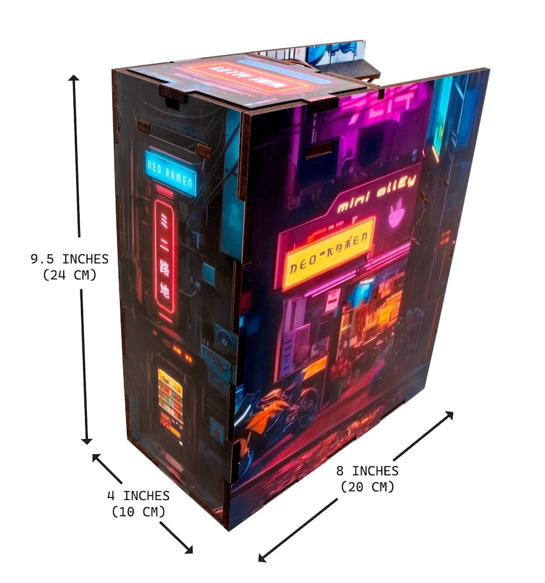 Op de afbeelding: Houten doos met een levendig neon stadsgezicht ontwerp. De doos is 24 cm hoog, 20 cm breed en 10 cm diep. Het ontwerp bevat de tekst "NEO RAMEN" en "mini alley".