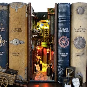 MINI ALLEY Mittelalterliche Buchecke Vorgefertigte Bücherregaleinlage Bücherregal Alley® Buchecke personalisiertes Geschenk