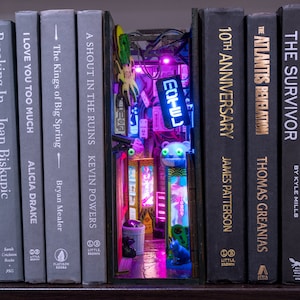 MINIALLEY Cyberpunk Futuristic Alleyway Booknook - ręcznie robiony i zmontowany - wyjątkowe iluzje i oświetlenie LED - idealny do wystroju domu