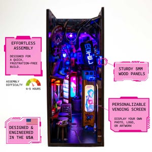 Op de afbeelding: Miniatuur diorama van een neonverlichte straatsc&egrave;ne met een "HOTEL"-bord. Het model heeft een verkoopbeeldscherm, stevige 5 mm houten panelen en is ontworpen en vervaardigd in de VS. De montage duurt ongeveer 4-5 uur.