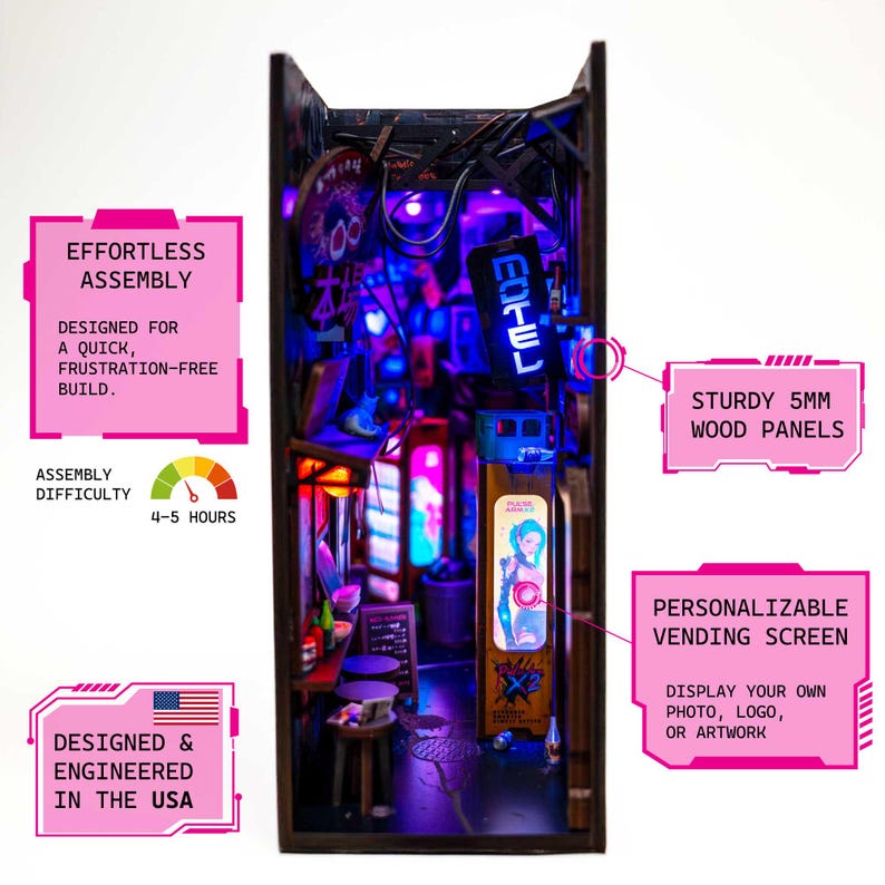 Op de afbeelding: Miniatuur diorama van een neonverlichte straatsc&egrave;ne met een "HOTEL"-bord. Het model heeft een verkoopbeeldscherm, stevige 5 mm houten panelen en is ontworpen en vervaardigd in de VS. De montage duurt ongeveer 4-5 uur.