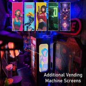 Op de afbeelding: Een miniatuur cyberpunk-thema automaat met meerdere schermen met anime-stijl kunstwerken. De schermen tonen kleurrijke illustraties van vrouwelijke personages, met tekst als "HONOR REBORN" en "LONFCLD". De sc&egrave;ne speelt zich af in een zwak verlichte, futuristische omgeving.