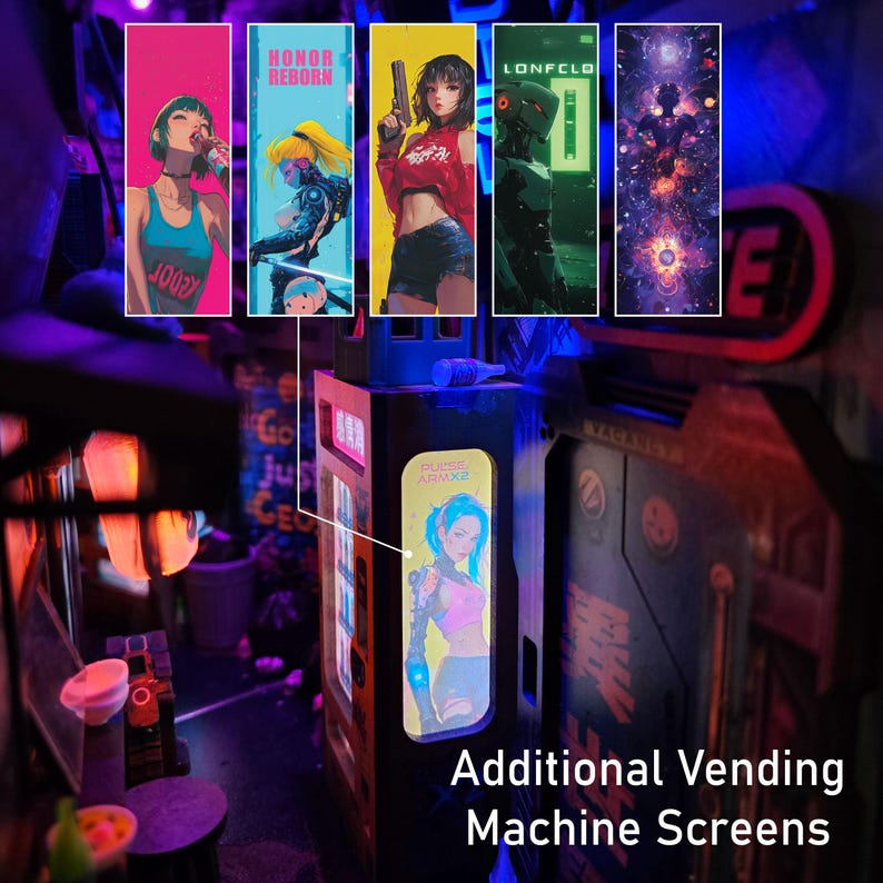 Op de afbeelding: Een miniatuur cyberpunk-thema automaat met meerdere schermen met anime-stijl kunstwerken. De schermen tonen kleurrijke illustraties van vrouwelijke personages, met tekst als "HONOR REBORN" en "LONFCLD". De sc&egrave;ne speelt zich af in een zwak verlichte, futuristische omgeving.