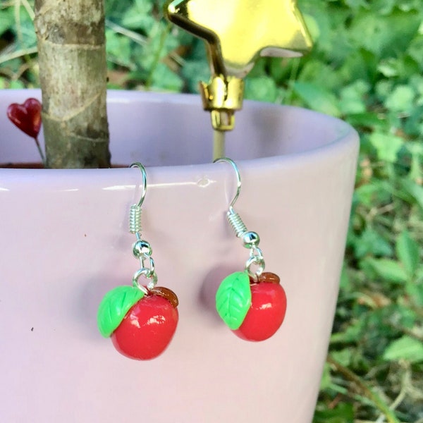 Boucles d'oreilles pommes rouges, bijou en pâte polymère, bijoux Fimo, bijou gourmand, boucles d'oreilles originales, cadeau enseignant noel