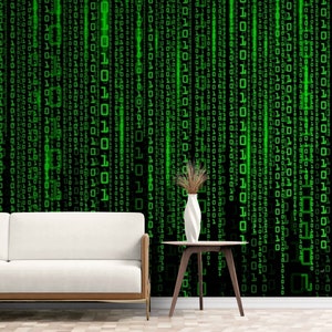 Peut inclure: Papier peint numérique avec un motif de code binaire vert sur fond noir. Un canapé blanc avec un cadre en bois et une petite table en bois avec un vase blanc sont devant le papier peint.