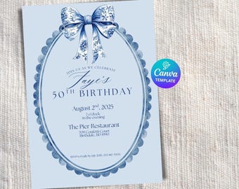 Op de afbeelding: Lichtblauwe verjaardagsuitnodiging met een decoratieve strik en een ovale lijst. De uitnodigingstekst luidt "Jaye's 50e verjaardag" met datum, tijd en locatie. Het Canva-sjabloonlogo is zichtbaar.