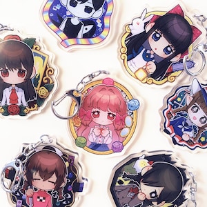 Può includere: Un set di otto portachiavi con personaggi anime colorati. Ogni portachiavi presenta un personaggio diverso con un design e uno sfondo unici. I portachiavi sono realizzati in acrilico trasparente e hanno un anello in metallo argentato.