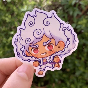 Può includere: Un adesivo di cartone animato bianco e viola con un personaggio con capelli bianchi e un design a spirale viola. Il personaggio ha gli occhi rossi e un'espressione maliziosa. Il personaggio indossa una camicia e pantaloni bianchi e una cintura viola. Il personaggio è circondato da una nuvola bianca.