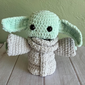 Crochet Baby Alien Plush – Handmade Green Amigurumi Doll, Sci-Fi Gift, Cute Space Toy for Kids or Collectors