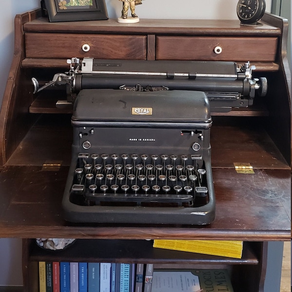 Antique Royal KMM Magic Margin Typewriter with Oversized Carriage - Made in Canada - 1940's