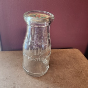 Bouteille de lait demi-pinte en verre antique - Herpy’s Dairy, Littleton Mass. - Bouchon en carton original « Seasons Greetings »