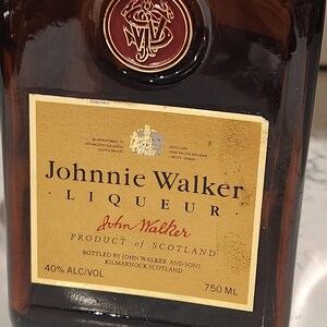 Pode incluir: Uma garrafa de vidro castanho de licor Johnnie Walker. O r&oacute;tulo &eacute; dourado com texto preto, incluindo "Johnnie Walker" e "Product of Scotland". A garrafa cont&eacute;m 750 ml de licor e tem 40% de &aacute;lcool.