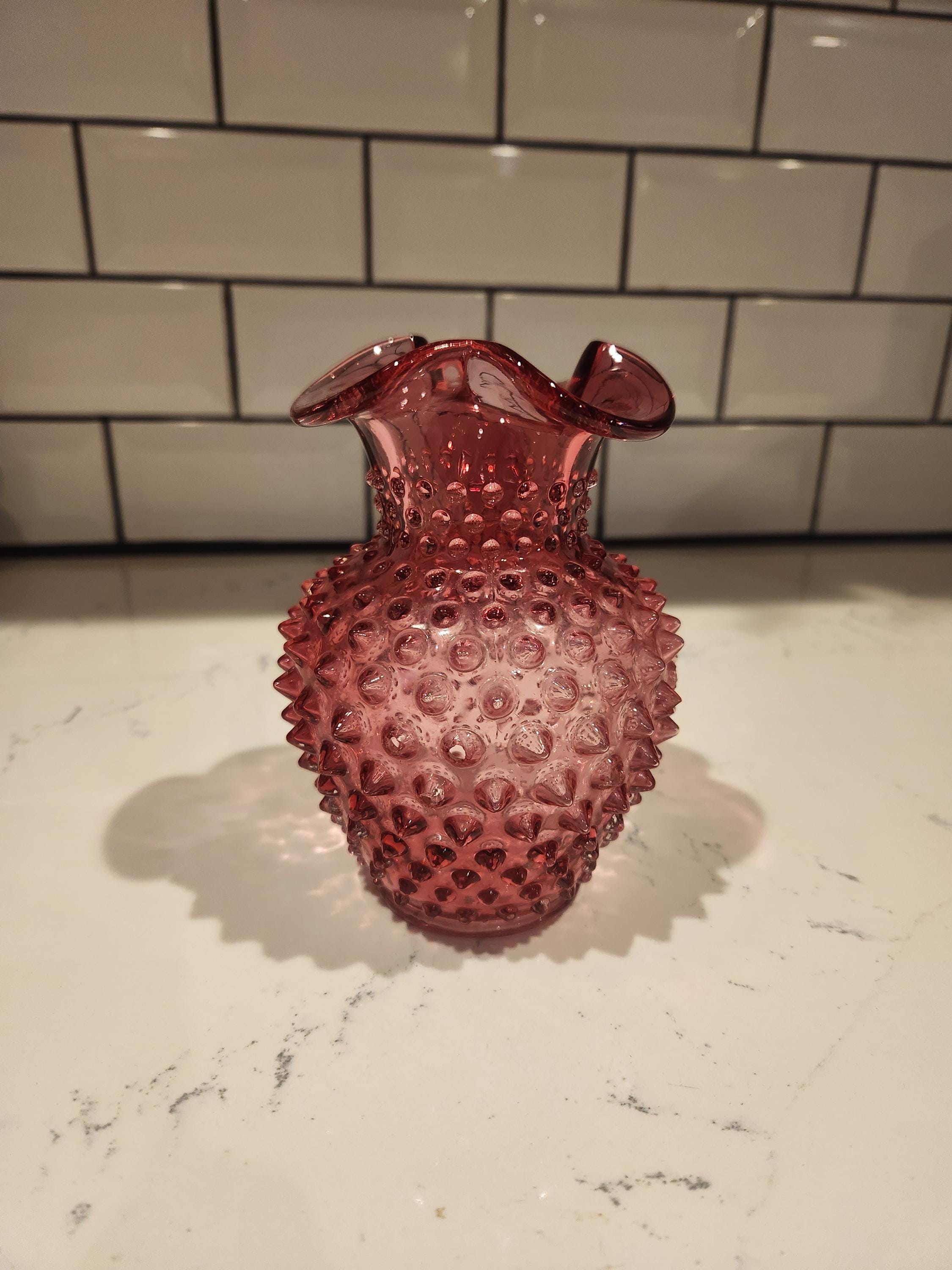 赤と白　HOBNEIL BRIDES BASKET VASE vintage ruby red hobnail glass brides's basket w/ Fenton