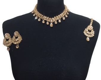 Golden Pakistani bridal necklace jewellery set including elegant Asian engagement necklace, indian wedding tikka and earrings