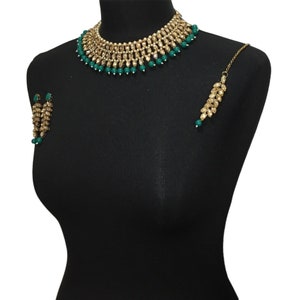 Gold grün farbenes Pakistani Braut Halsketten-Set inklusive eleganter asiatischer Verlobungskette, indischer Tikka und Ohrringe