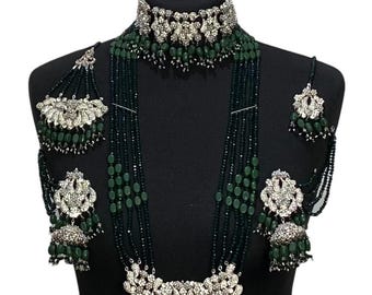 Puede incluir: Un conjunto de collar de cuentas de color verde y plateado con un collar, pendientes y un collar largo. El collar presenta intrincados diseños florales plateados y cuentas verdes.